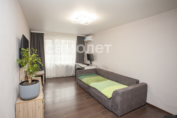
   Продам 1-комнатную, 30 м², Строителей б-р, 28а

. Фото 1.