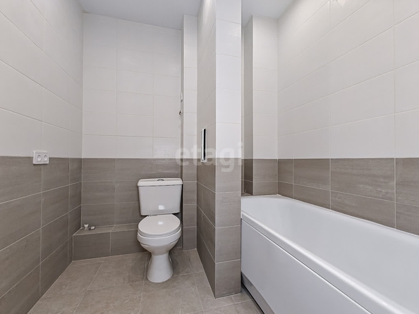 
  Продается 2-комн. квартира, 67 м², Бориса Богаткова ул, д. 201/3
. Фото 13.