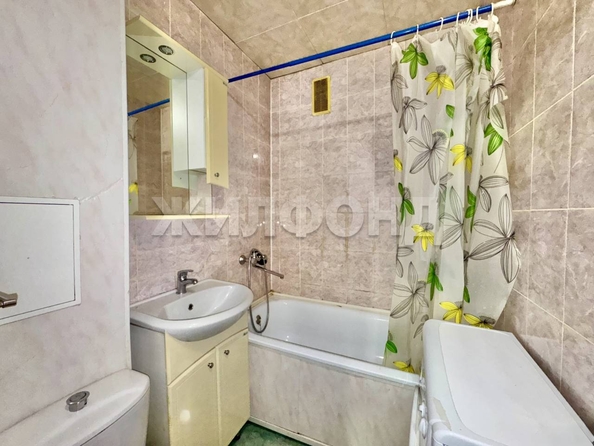 
  Продается 1-комн. квартира, 30.6 м², Есенина ул, д. 63
. Фото 6.