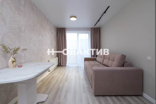 
   Продам 1-комнатную, 37.6 м², Дунаевского ул, 14/2

. Фото 2.