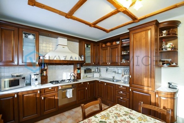 
   Продам дом, 371.7 м², Омск

. Фото 3.