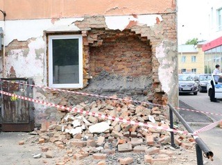 Обрушилась стена аварийного дома в Кемерове