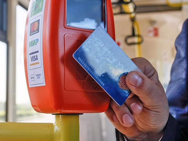 В феврале в городском транспорте введут безналичную оплату банковскими картами