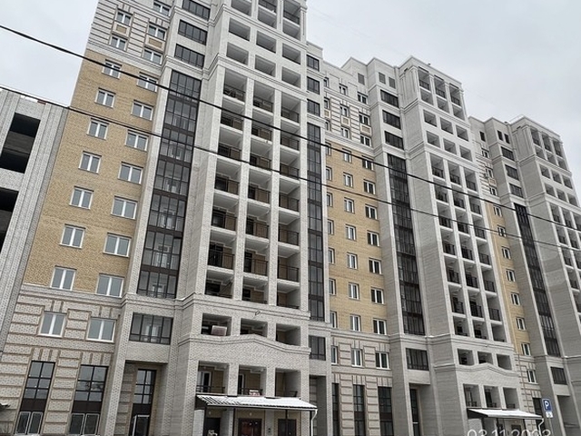 В центре Омска в окружении частного сектора построена новая многоэтажка